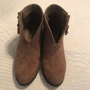 Dirty Laundry Women’s size 6 faux suede ankle boot